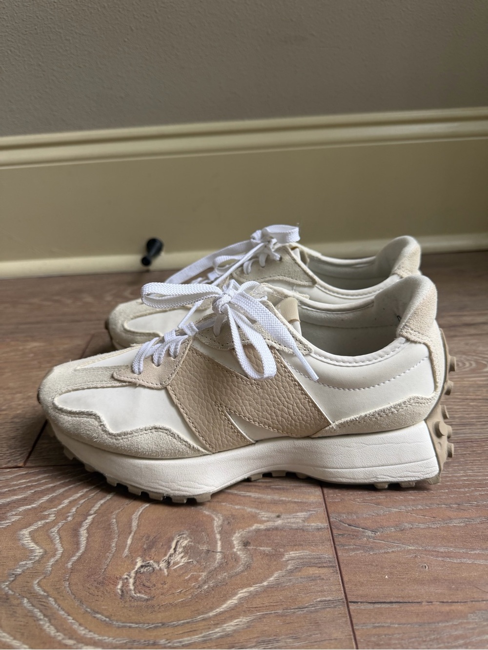 New Balance 327s in size 8.5
